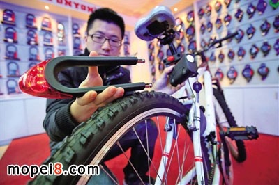 通用鎖具研發(fā)的新型發(fā)光自行車鎖還可以當作尾燈
