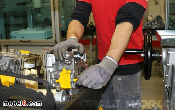 Ducati1199Panigale發(fā)動(dòng)機(jī)裝配線大揭秘