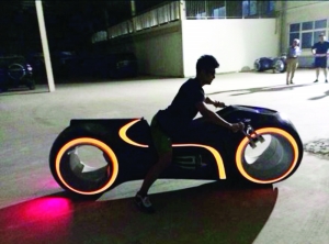 南京小伙花百萬(wàn)買“創(chuàng)戰(zhàn)紀(jì)道具摩托車