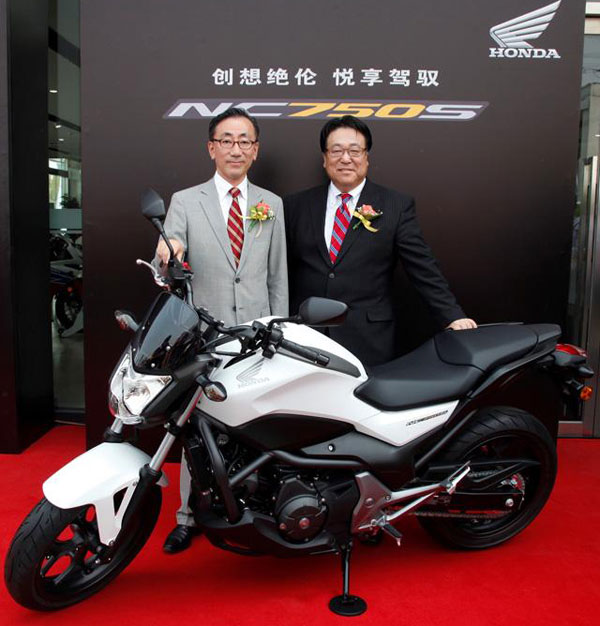 領導與新發(fā)布車型NC750S合影