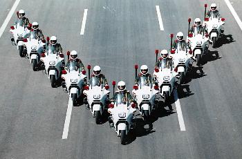 國(guó)賓摩托車(chē)護(hù)衛(wèi)隊(duì)官兵在進(jìn)行v字形編隊(duì)行車(chē)訓(xùn)練