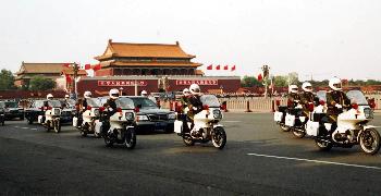 國(guó)賓護(hù)衛(wèi)隊(duì)官兵護(hù)衛(wèi)著國(guó)賓前往人民大會(huì)堂