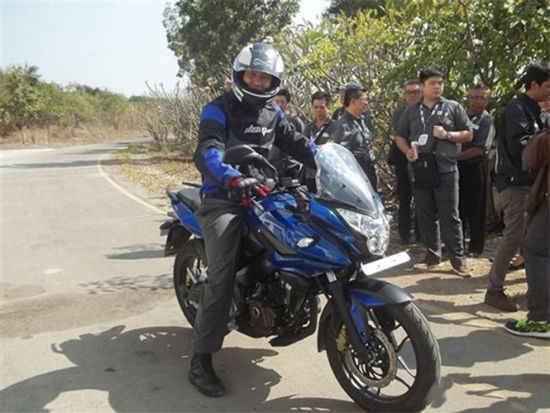 印度Bajaj(巴賈杰)運(yùn)動(dòng)ADV款摩托車(chē)圖片爆出