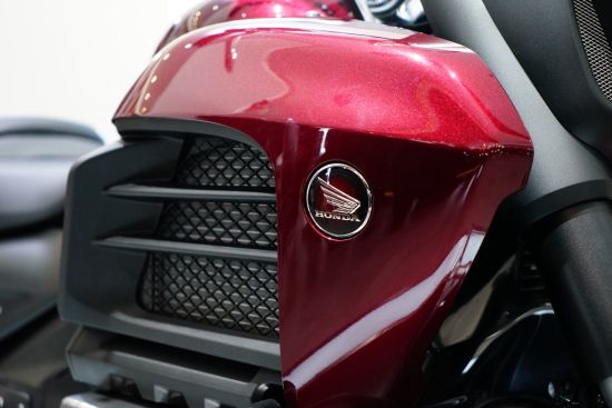 Honda旗艦?zāi)ν熊嘒OLDWING車系的特有LOGO