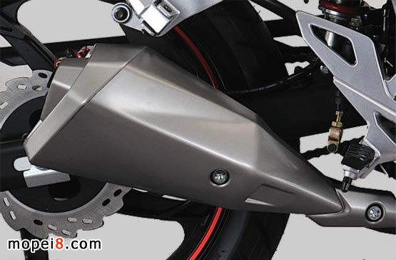 隆鑫新款運(yùn)動(dòng)機(jī)車GP200R